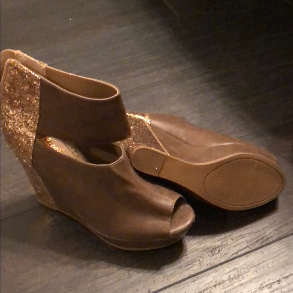 Light brown peeptoe ankled wedges